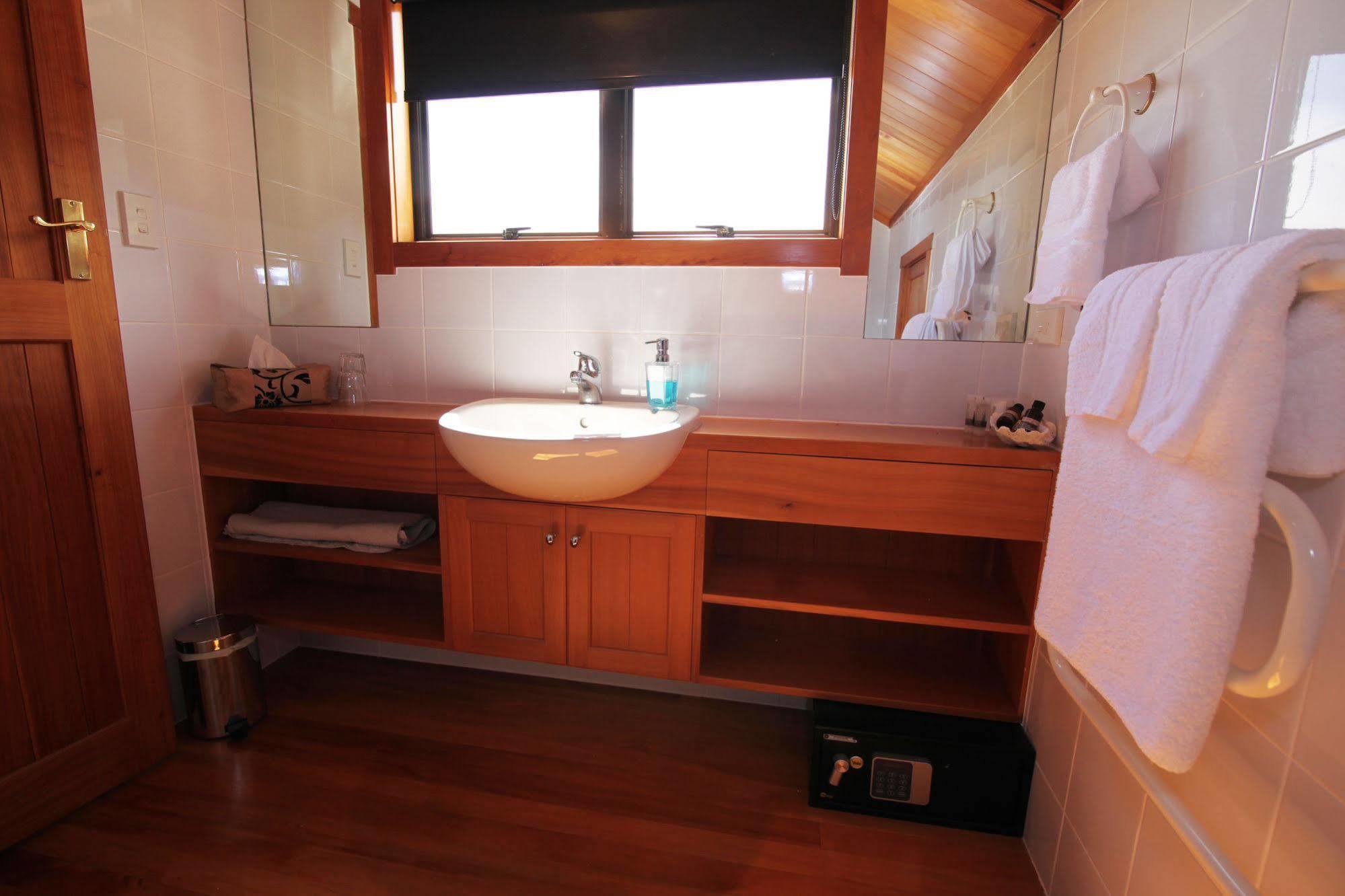 Te Puru Beach Lodge Exterior photo